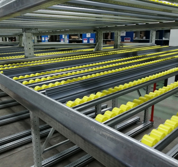 Prodyn +pour lightweight dynamic shelving with rollers for stackable bin conveyors