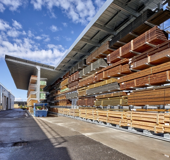 High-level wood storage on cantilever racks equipped with canopies
